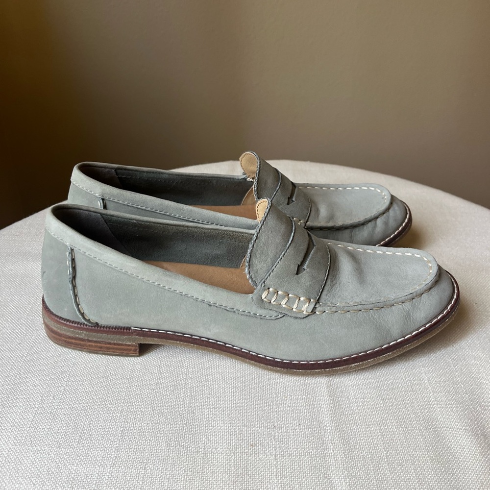 WOMANS SPERRY LOAFERS